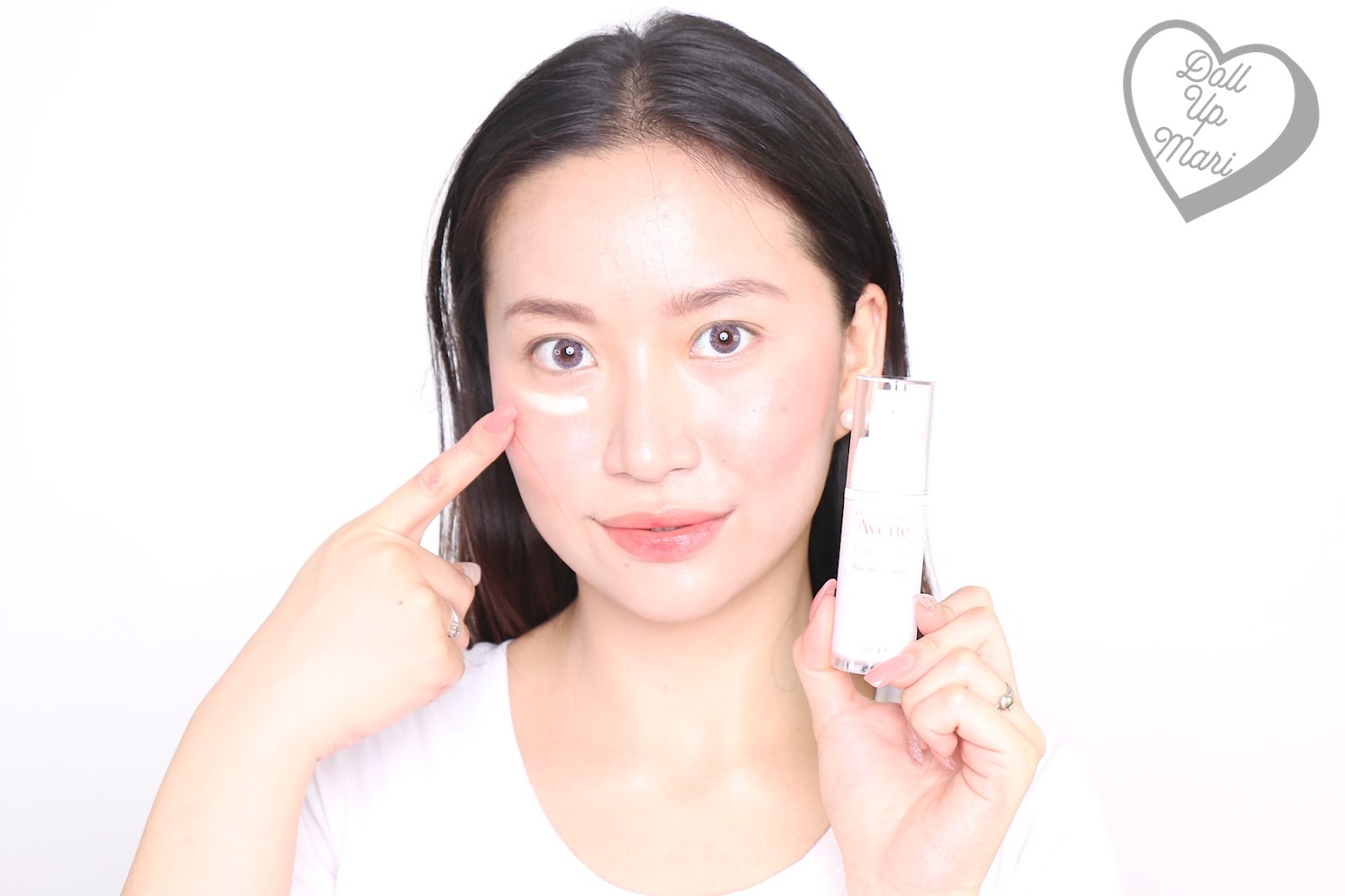 dollupmari posing with Avène PhysioLift Eye Contour Cream